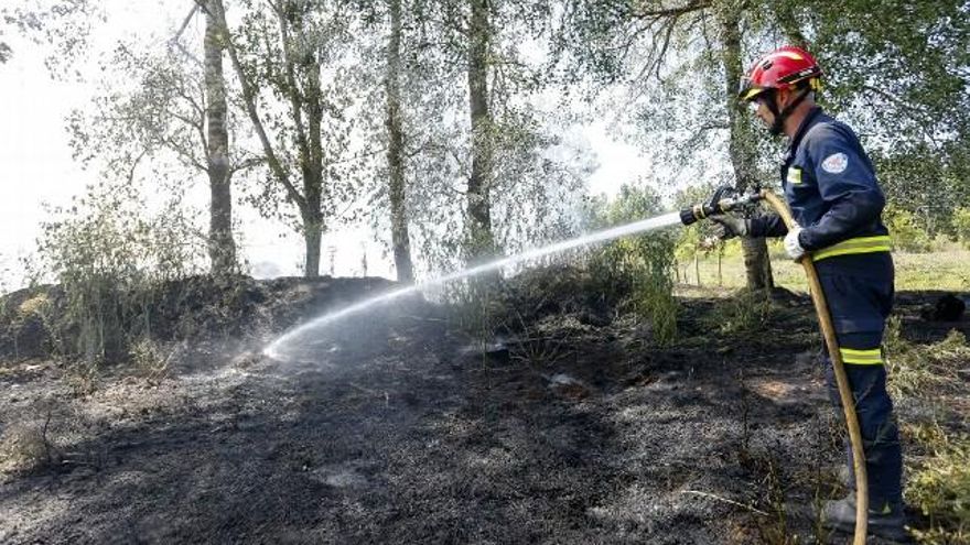 Carlos S. Campillo / ICAL Bomberos de León y San Andrés del Rabanedo, intervienen en un incendio en la localidad leonesa de Villaobispo de las Regueras