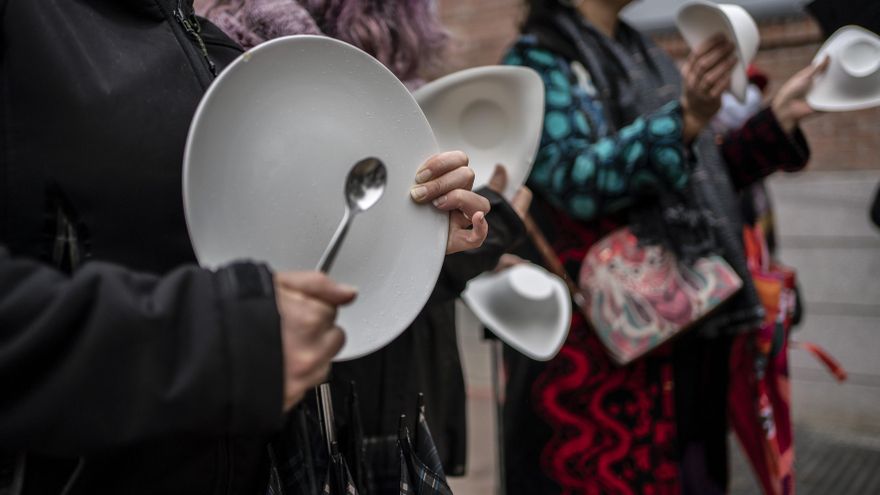 Imagen de la protesta ante la sede del área de Familias, Igualdad y Bienestar Social del Ayuntamiento de Madrid, en el Paseo de la Chopera, para denunciar que el hambre sigue haciendo estragos en la ciudad.