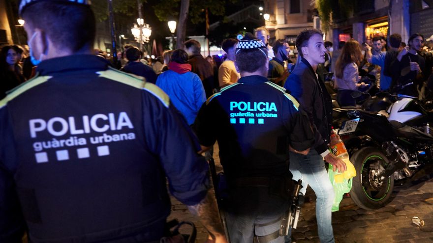 Un total de 3.495 personas que se habían concentrado para celebrar botellones han sido desalojadas la pasada noche de varios puntos de Barcelona, han informado a Efe fuentes de la Guardia Urbana y de los Mossos d'Esquadra. EFE/Alejandro Garcia