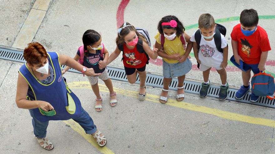 Varios niños y niñas en el primer día de curso en el colegio Balmes de València.