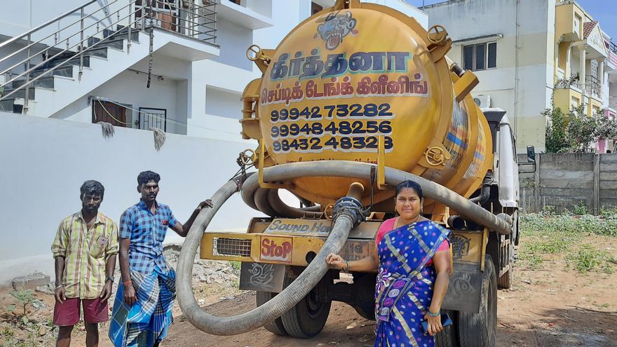 M. Sumathi, de 40 años, es una de las cinco mujeres que limpian fosas sépticas en Tiruchi, Tamil Nadu.