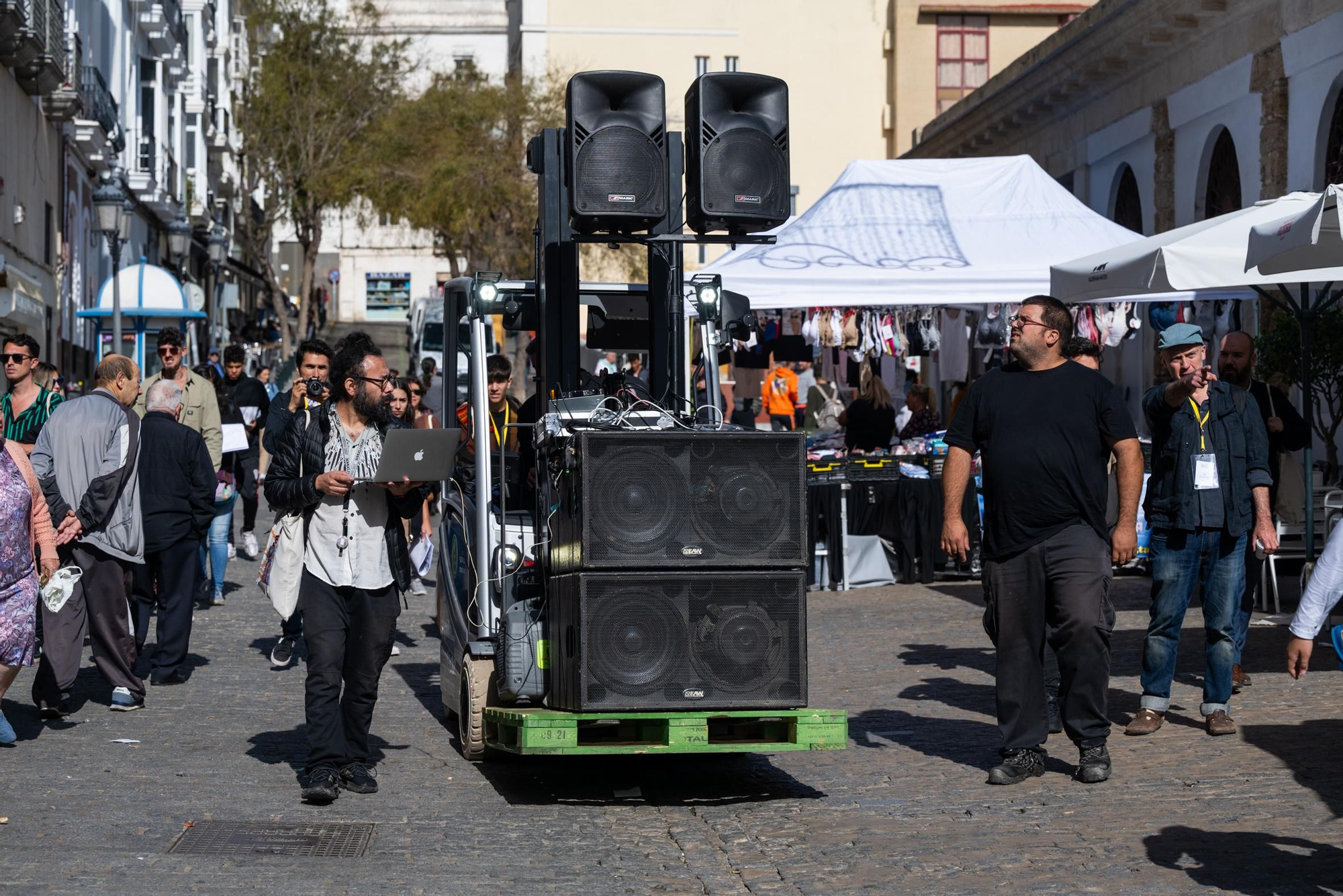 El sistema de sonido en movimiento de 'Latente' por las calles de Cádiz