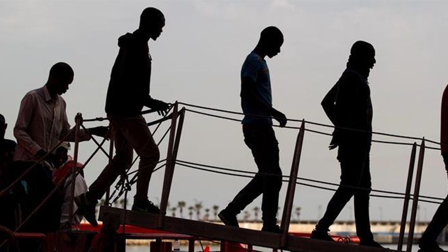 Rescatan una patera con 30 inmigrantes en aguas del Estrecho de Gibraltar