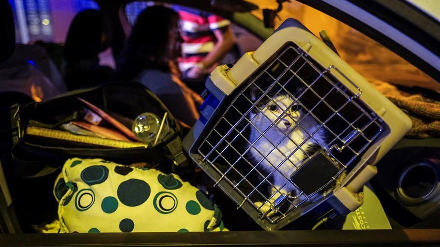 Vecinos residentes de los barrios de Las Matelas (Los Llanos de Aridane) y Marina Alta, Marina Baja, Cuesta Zapata, La Condesa y San Borondón (Tazacorte), fueron evacuados esta noche de miércoles ante el avance de la colada./ FOTO: EFE/Ángel Medina G.