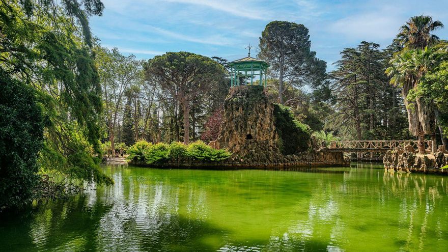 El jardín histórico de Catalunya construido en el siglo XIX y perfecto para pasear entre grutas, palmerales y un lago artificial