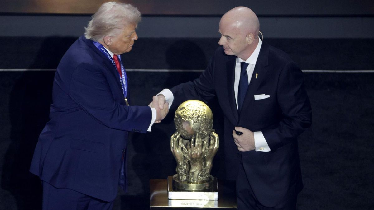 Donald Trump recibe el premio de la Paz de la FIFA de la mano de Giovanni Infantino.