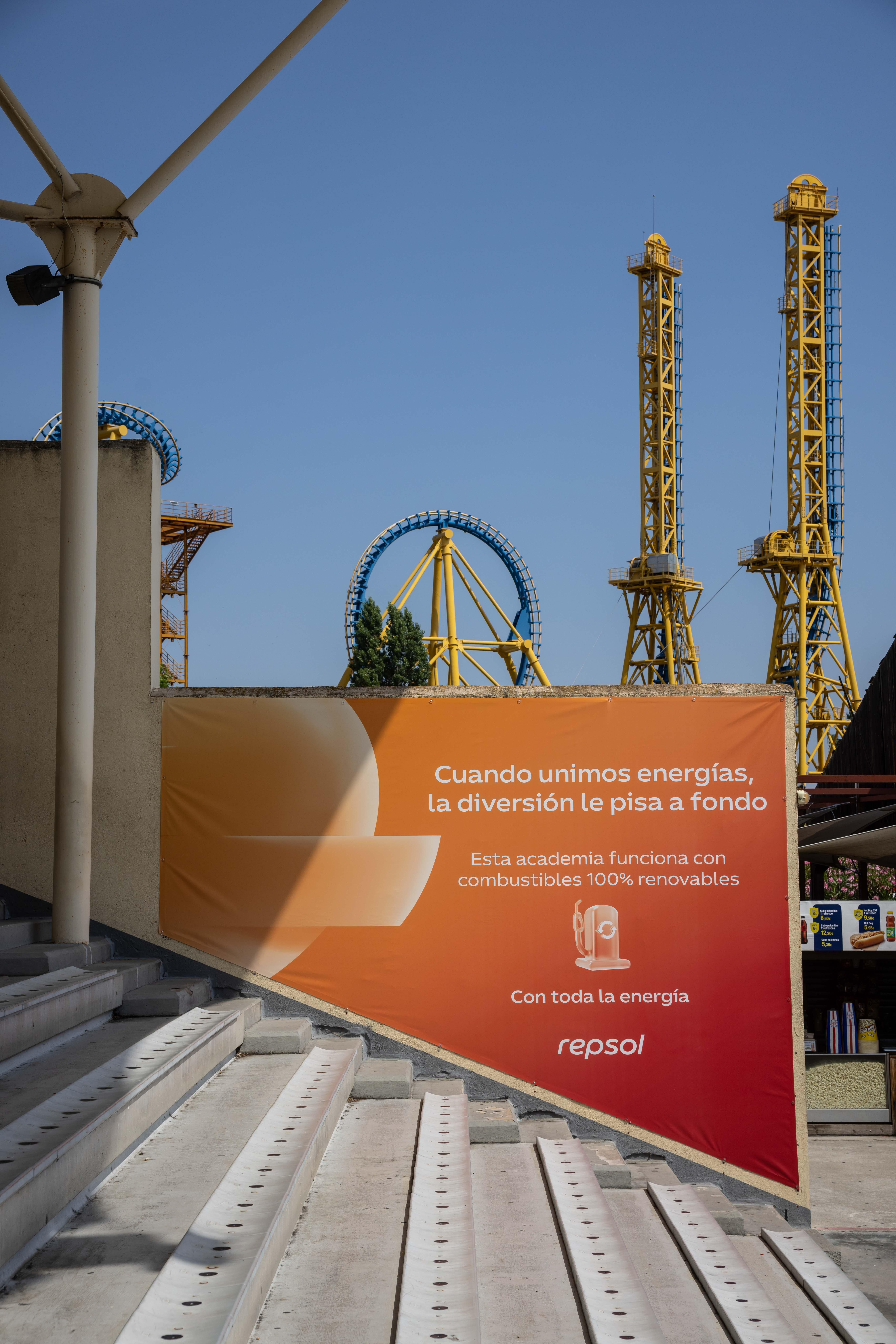 Cartel informativo de Repsol en Parque Warner