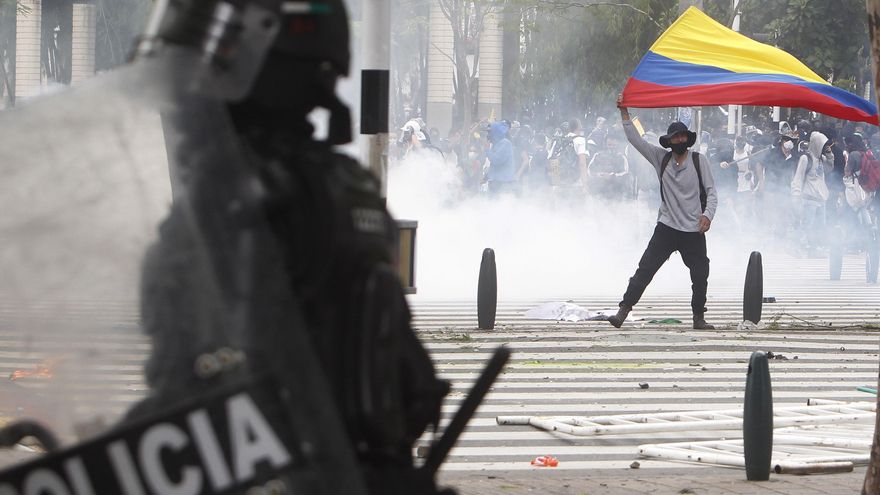 La FLIP denuncia agresiones a 19 periodistas durante protestas en Colombia