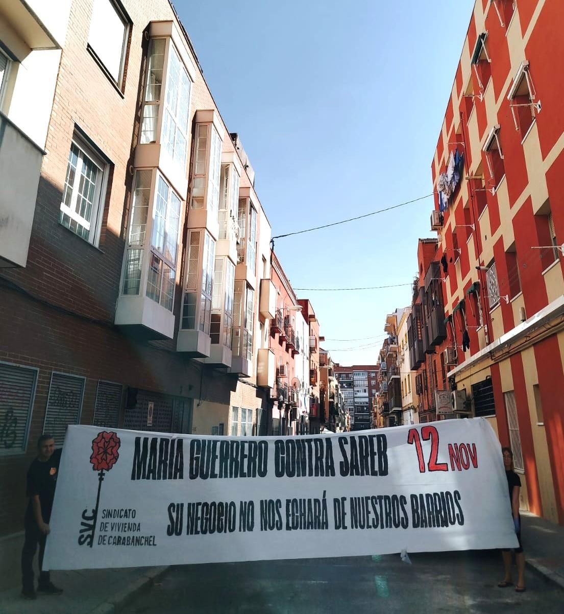 Los vecinos del edificio en María Guerrero, 1 protestan contra la notificación de desahucio y los contratos con "cláusulas abusivas"
