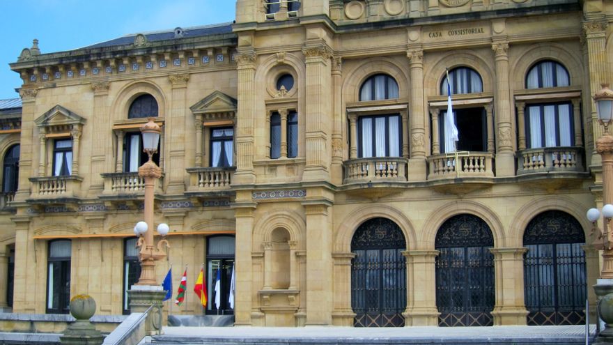 Fachada del Ayuntamiento de San Sebastián, el consistorio vasco con más agentes interinos en la actualidad.