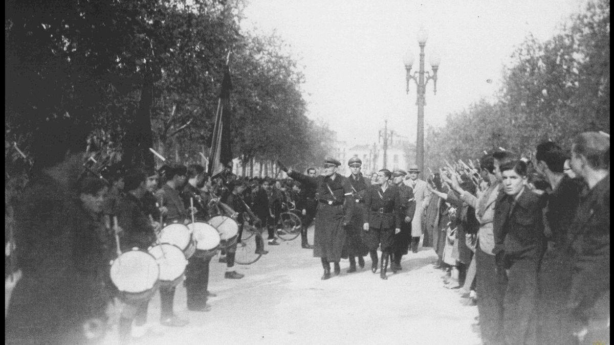 Mandos de las juventudes hitlerianas pasan revista a falangistas en el paseo del Campo Grande de Valladolid, 1937.
