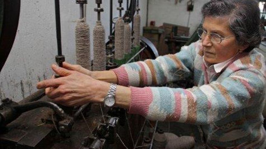 Peio García / ICAL Asunción prepara bobinas de hilo en la localidad leonesa de El Val de San Lorenzo