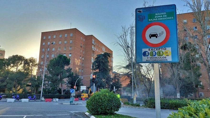 Nueva prórroga de Almeida a los coches de residentes más contaminantes: luz verde a circular sin etiqueta durante el año 2026