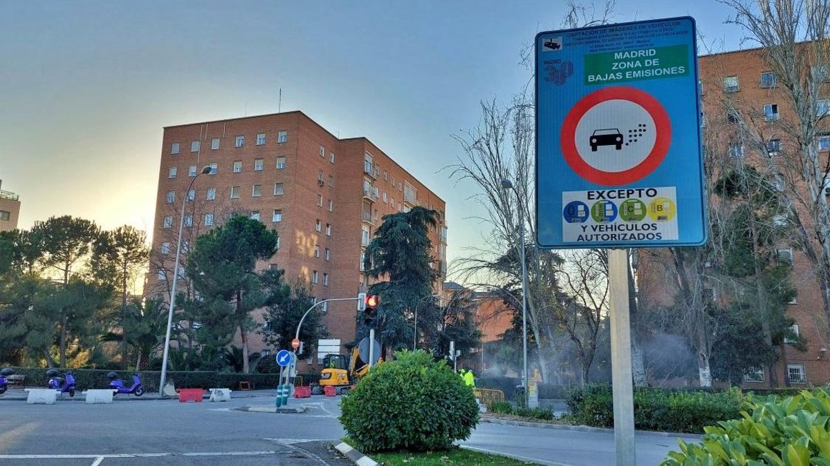 Nueva prórroga de Almeida a los coches de residentes más contaminantes: luz verde a circular sin etiqueta durante el año 2026