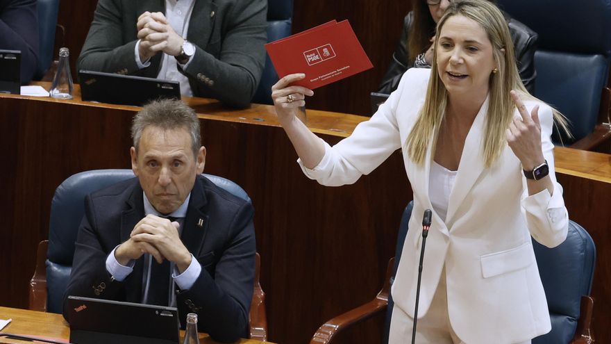 La portavoz del PSOE, Mar Espinar (d) durante un pleno en la Asamblea de Madrid celebrado este jueves centrado en el apagón eléctrico que afectó a España. EFE/ Javier Lizón