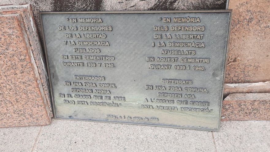 La placa conmemorativa en el cementerio de Elche.