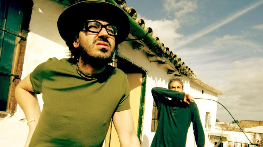 Fernando Vacas y Howe Gelb en la casa de Fernando, en Córdoba.