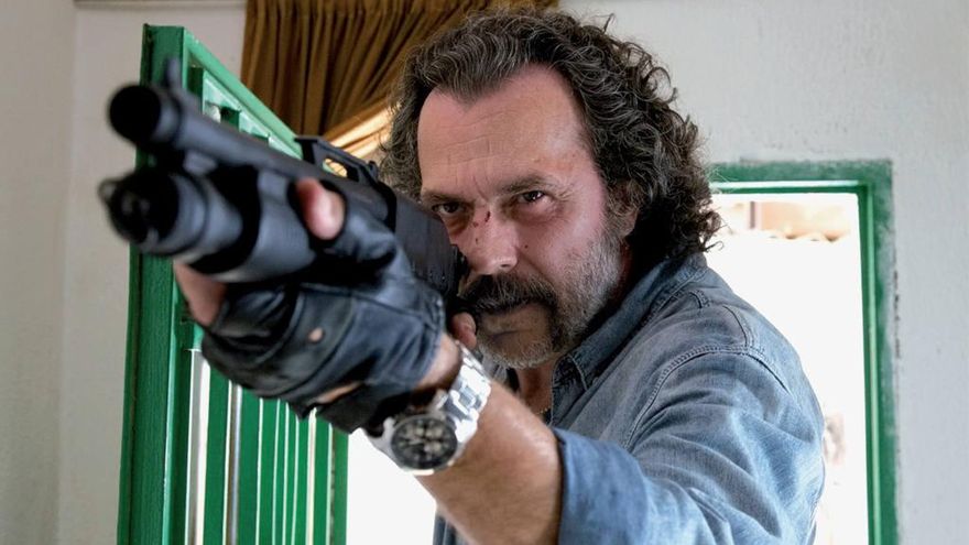 Empuñar un arma de fuego en una película: el triple control en España y las diferencias con EEUU