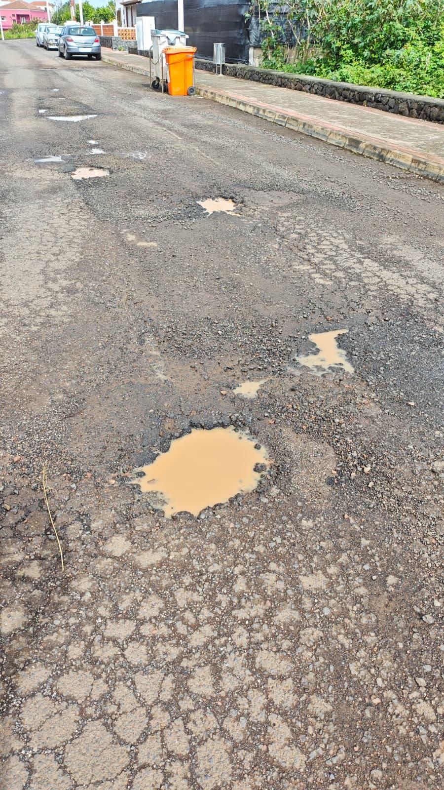 El Ayuntamiento de Barlovento ha trasladado al Área de Infraestructuras del Cabildo  de La Palma “su preocupación por el estado actual de la carretera de Las Cabezadas, LP-107, una vía clave para la conectividad del municipio que transcurre por suelo urbano".