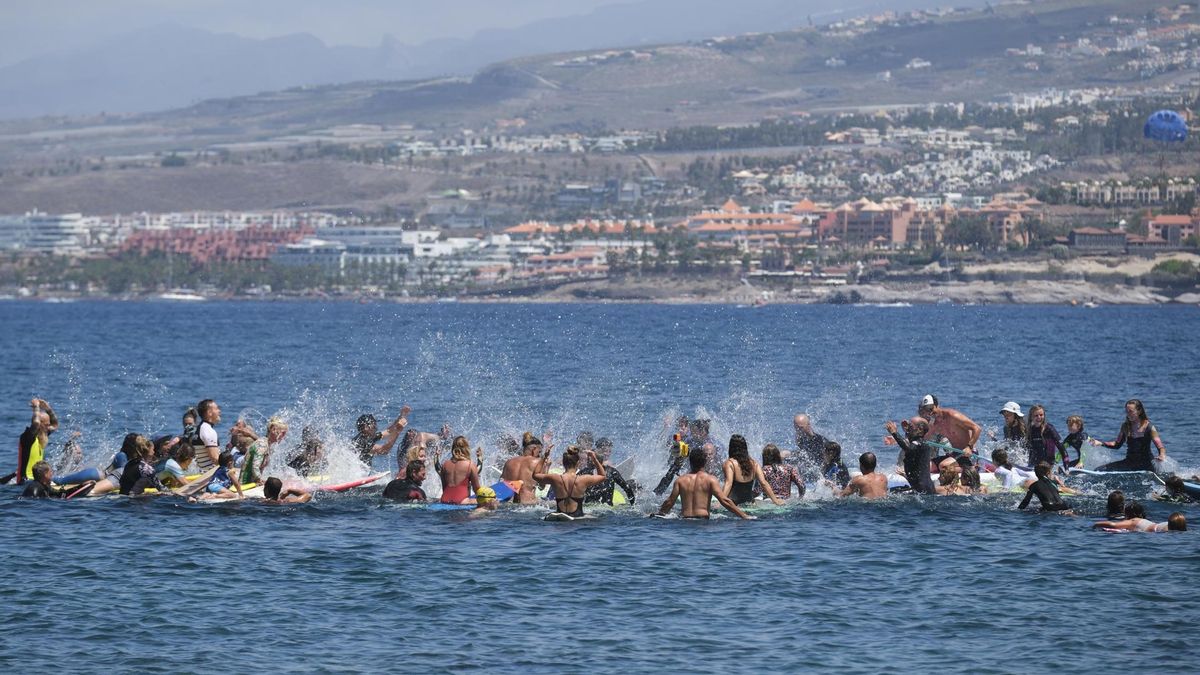 'Paddle out', acto de protesta tradicional en el mundo del surf. (EFE)