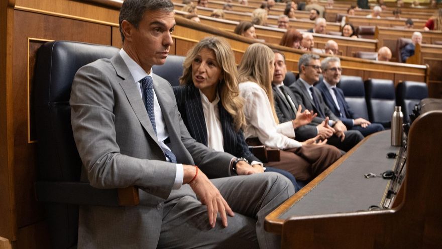 El presidente del Gobierno, Pedro Sánchez; la vicepresidenta segunda y ministra de Trabajo y Economía Social, Yolanda Díaz, y la vicepresidenta tercera y ministra para la Transición Ecológica y el Reto Demográfico, Sara Aagesen, durante una sesión plenaria, en el Congreso de los Diputados, a 2 de octubre de 2026, en Madrid (España). Eduardo Parra / Europa Press