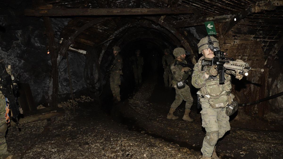 Del cuartel a la mina: los militares bajan a las galerías asturianas para sus ejercicios de adiestramiento en combate