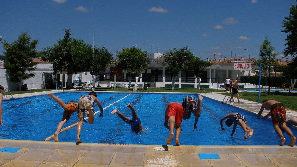 Posadas cambia el reglamento de su piscina y autoriza la práctica del toples