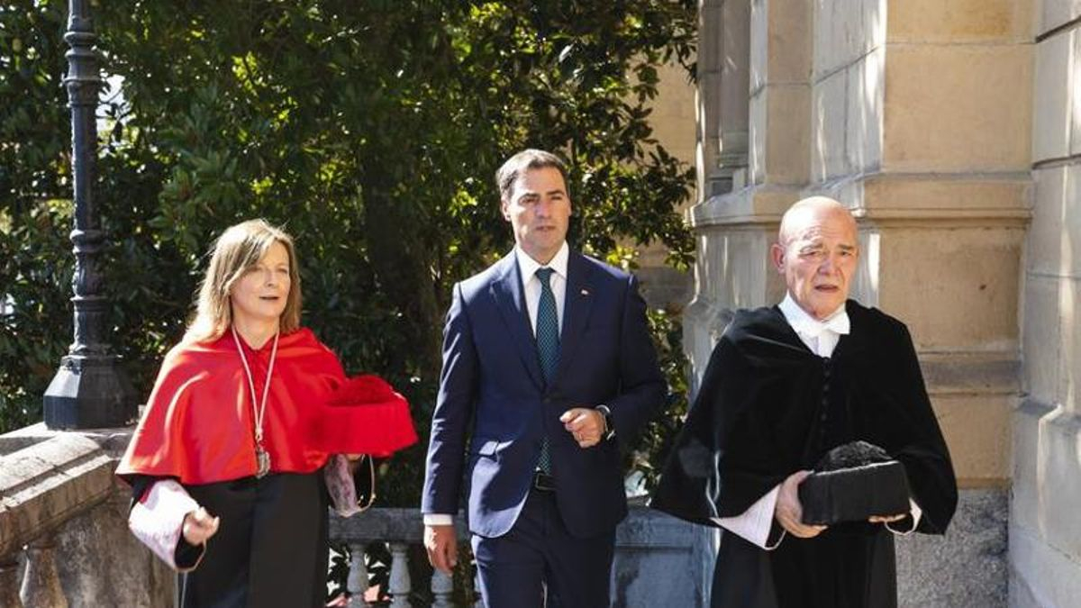 Pradales abre el curso universitario en Deusto con "honor" y "emoción" tras su ausencia en la pública EHU