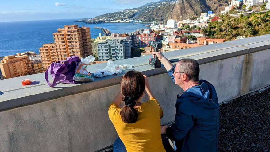 Los técnicos instalando el nuevo fotómetro en la azotea del colegido La Palmita, en Santa Cruz de La Palma.