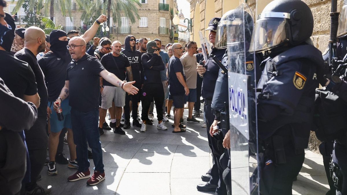 Policías y manifestantes, este jueves en la segunda jornada de huelga.