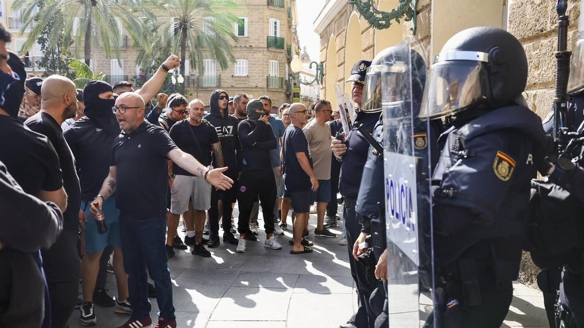 Policías y manifestantes, este jueves en la segunda jornada de huelga.