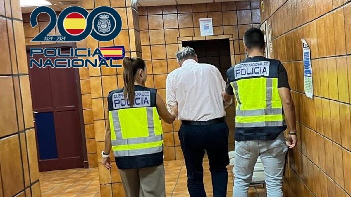 Dos agentes de la Policía Nacional tras detener al médico de Telde (Gran Canaria) por presunta agresión sexual.