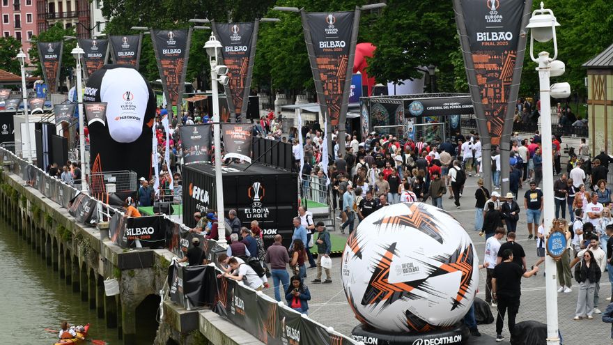 Bilbao se tiñe de rojo y blanco por el fútbol incluso sin el Athletic ante la celebración de la Europa League