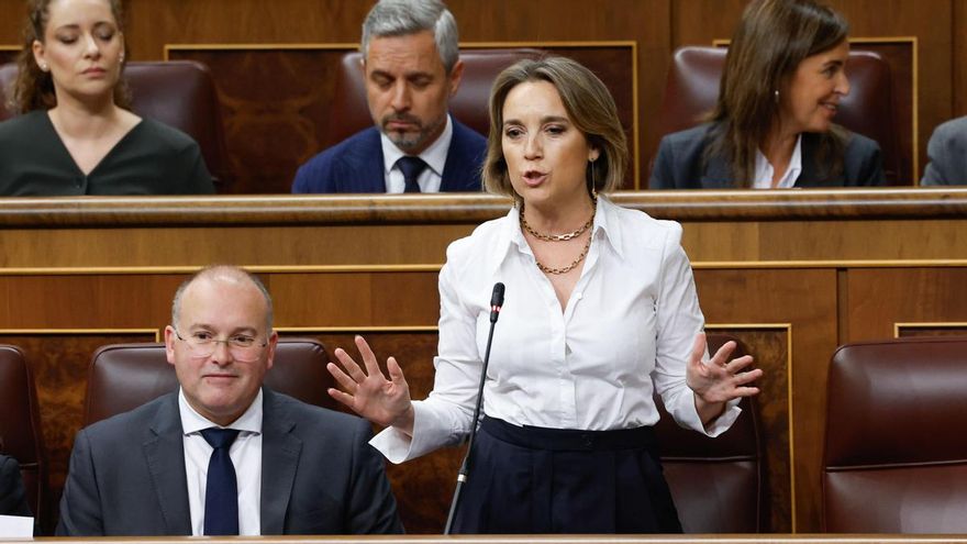 La secretaria general del PP, Cuca Gamarra , interviene en la sesión de control al Gobierno que este miércoles se celebra en el Congreso.