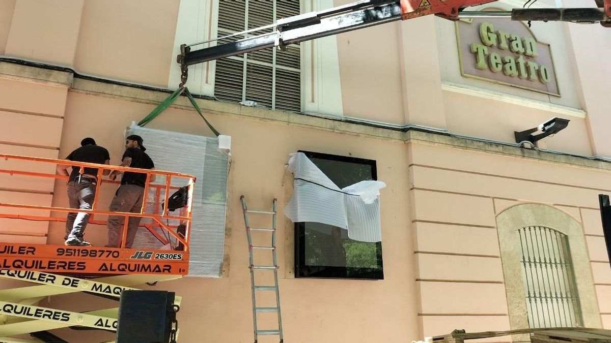 Instalación de pantallas digitales en la fachada del Gran Teatro.