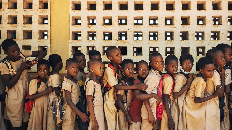 Una fila de niños en Togo