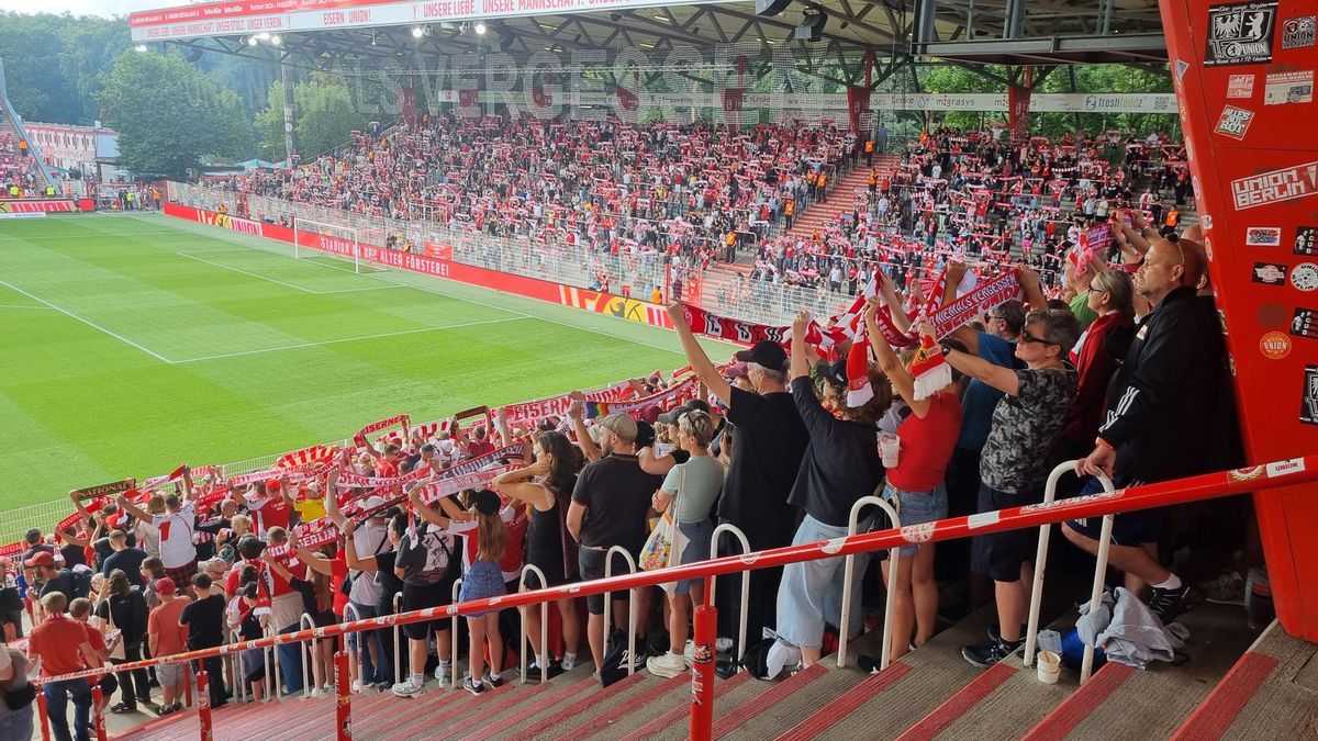 Tras dos años de refacciones, el estadio seguirá teniendo 32.000 lugares de pie y 8.000 asientos porque en el Unión Berlín los partidos se miran "hombro con hombro".
