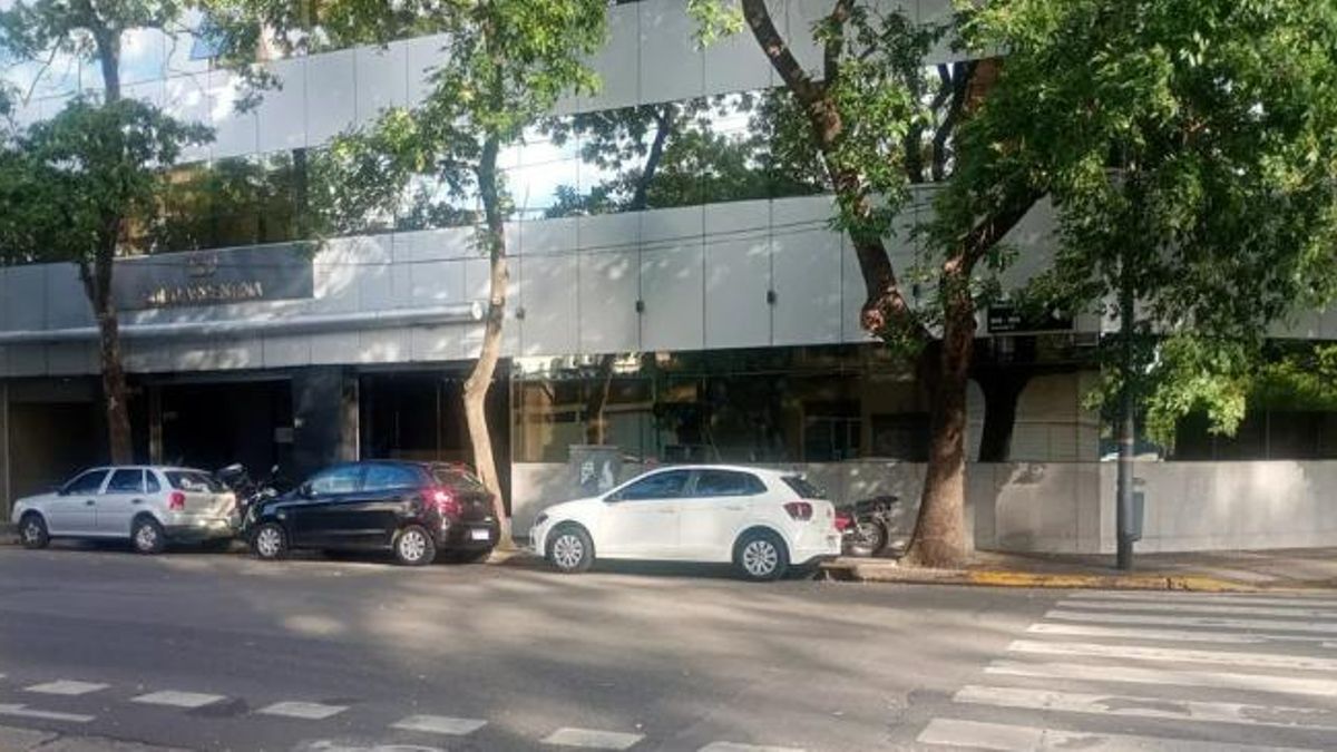 El edificio vidriado en la esquina de Ramsay y Monroe, en el barrio de Belgrano.