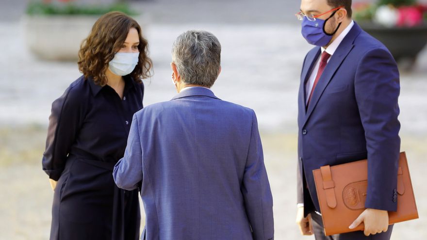 Los presidentes de Madrid, Isabel Díaz Ayuso, Cantabria, Miguel Ángel Revilla y Asturias, Adrián Barbón, conversan a su llegada a San Millán de la Cogolla, este viernes. EFE/Chema Moya