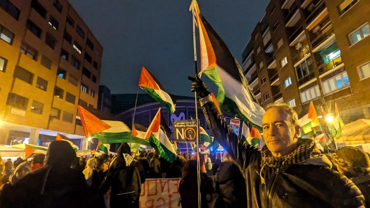 Jaime Pérez, de 62 años, sujeta una bandera Palestina frente al Movistar Arena de Madrid