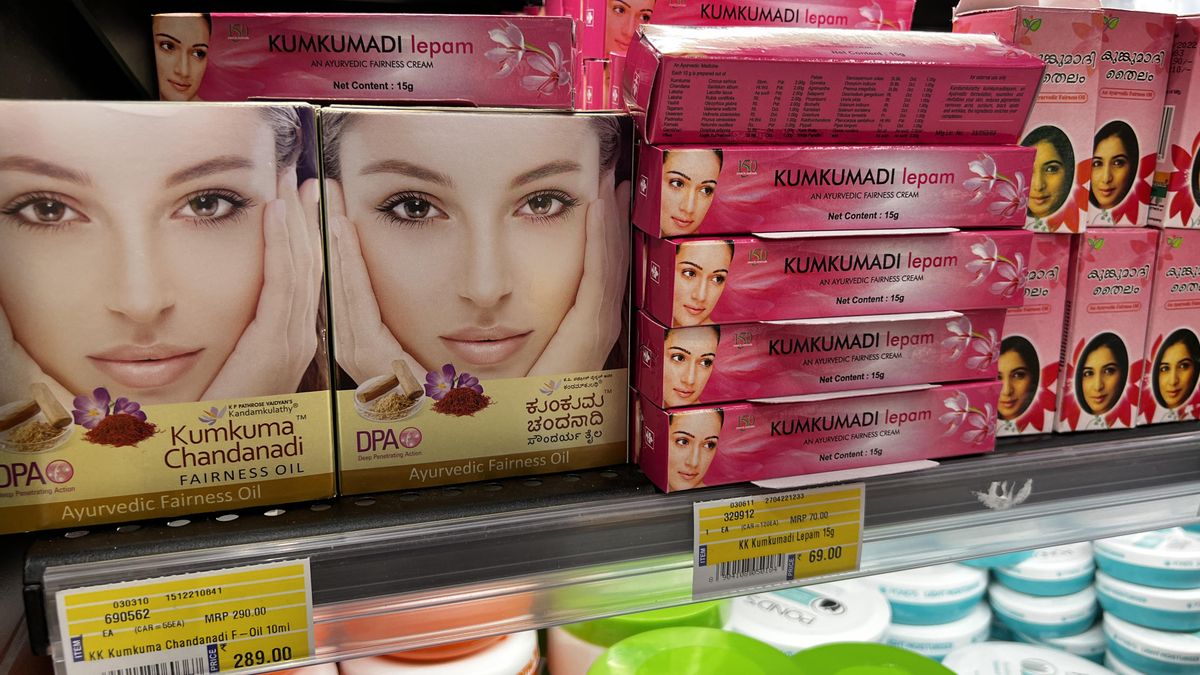 Cremas para aclarar y blanquear la piel a la venta en una tienda en Kerala, India