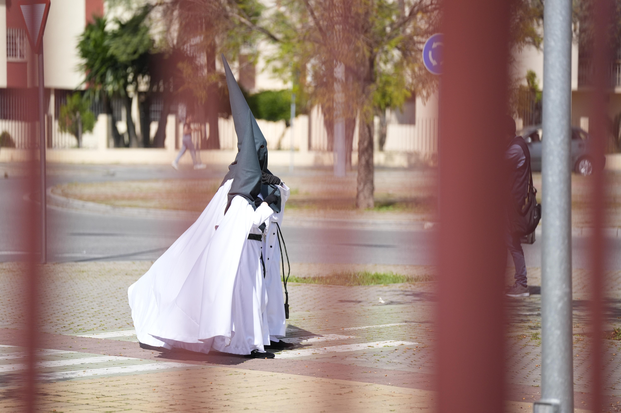 Día histórico en las Tres Mil Viviendas: primera salida procesional de la Hermandad de Bendición y Esperanza