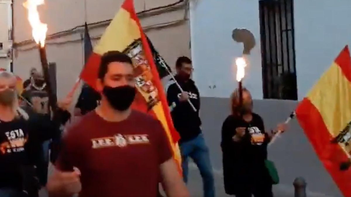 Simbologia franquista a la manifestació ultra de Benimaclet.