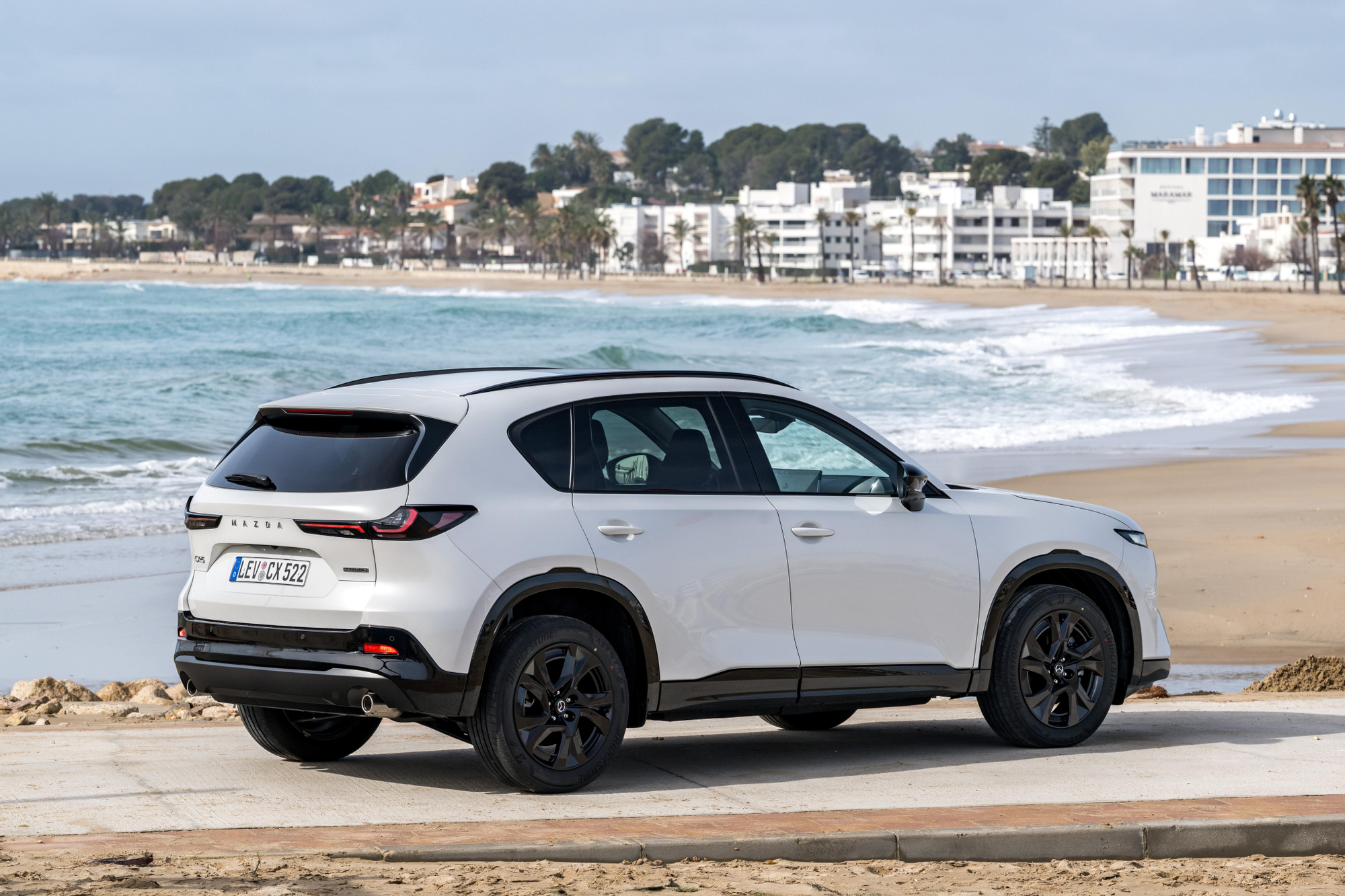 Vista lateral y trasera del nuevo SUV de Mazda.