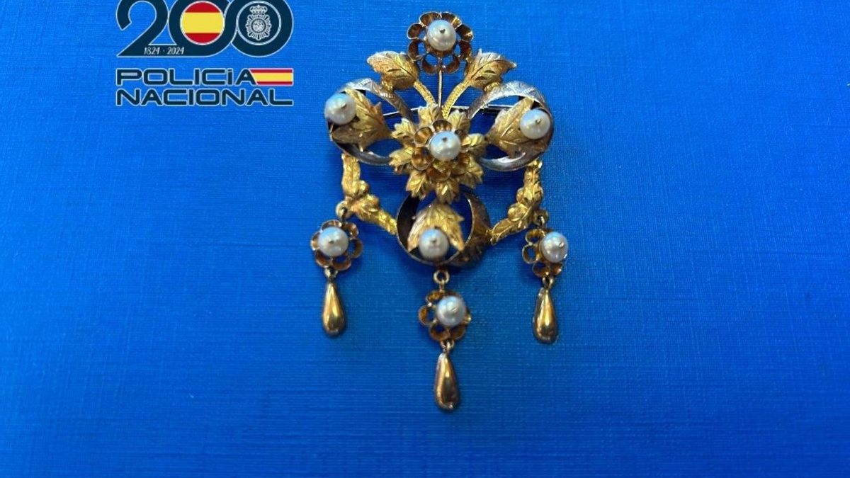 Broche recuperado por la Policía Nacional.