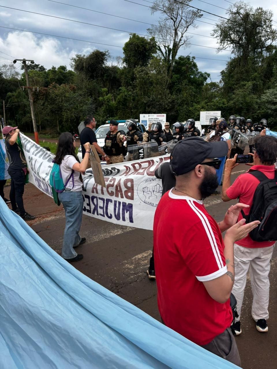 Manifestantes sobre la ruta en Misiones.