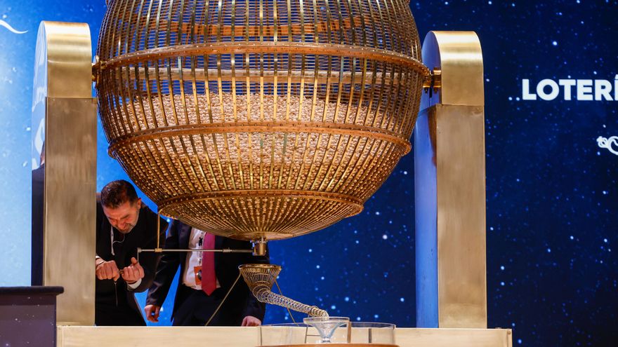Un responsable revisa el mecanismo de extracción de uno de los bombos durante el sorteo de la Lotería de Navidad este domingo en el Teatro Real, en Madrid. EFE/Javier Lizón