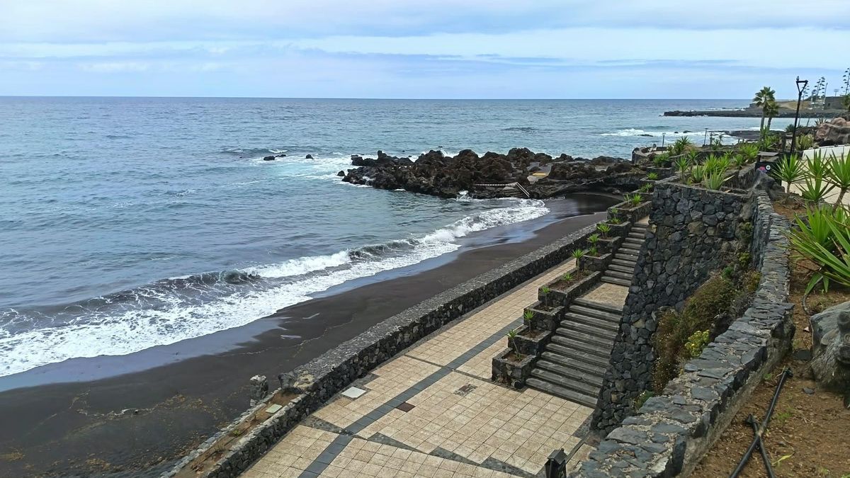 Parte de la playa de Punta Brava aneza a El Charcón, zona de baño que permanece abierta y de la que queda separada por solo ese cabo. Foto: Álvaro Morales.