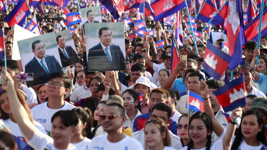 Decenas de miles marchan en Camboya por el conflicto fronterizo con Tailandia