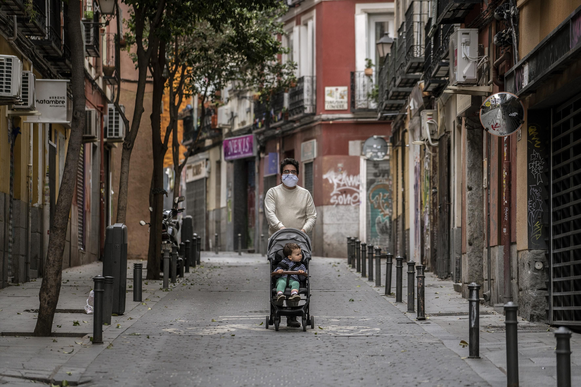 Hombre con carrito de bebé